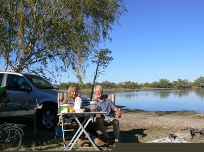 Breakfast beside Longreach Waterhole